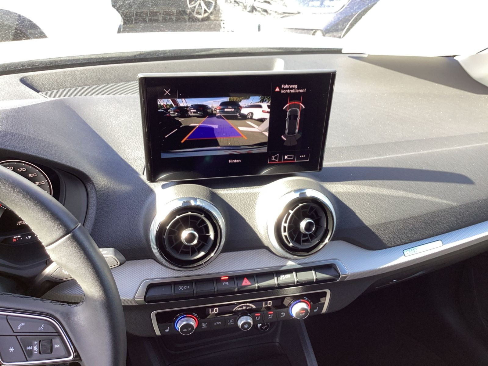 Audi - Q2_11