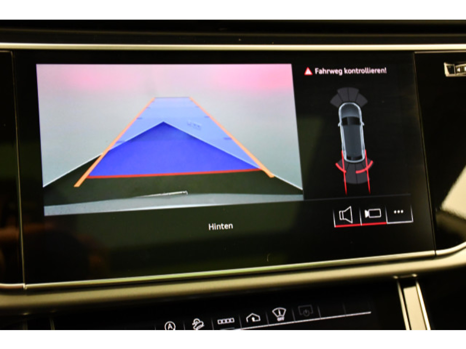 Audi - Q8_9