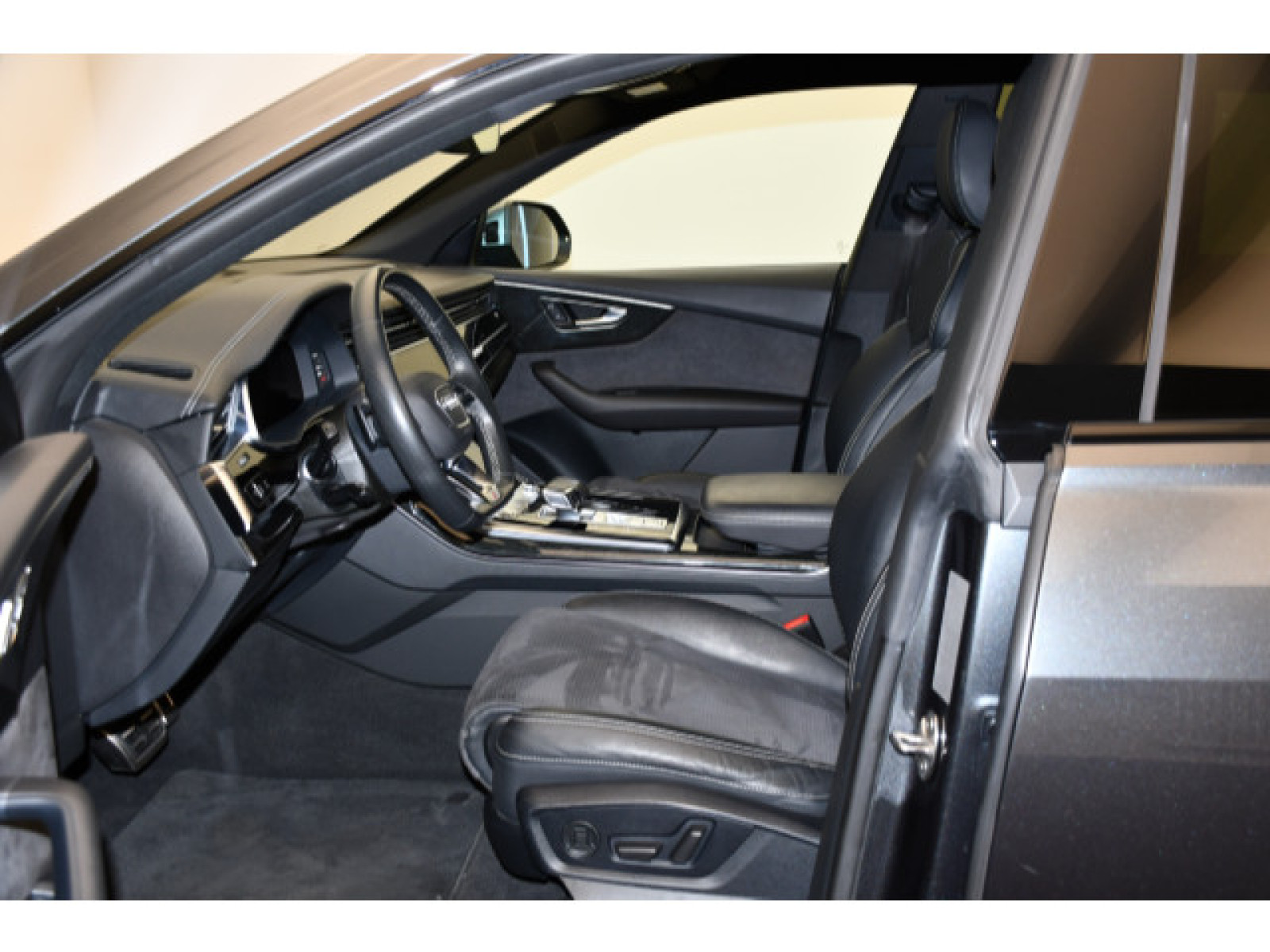 Audi - Q8_3