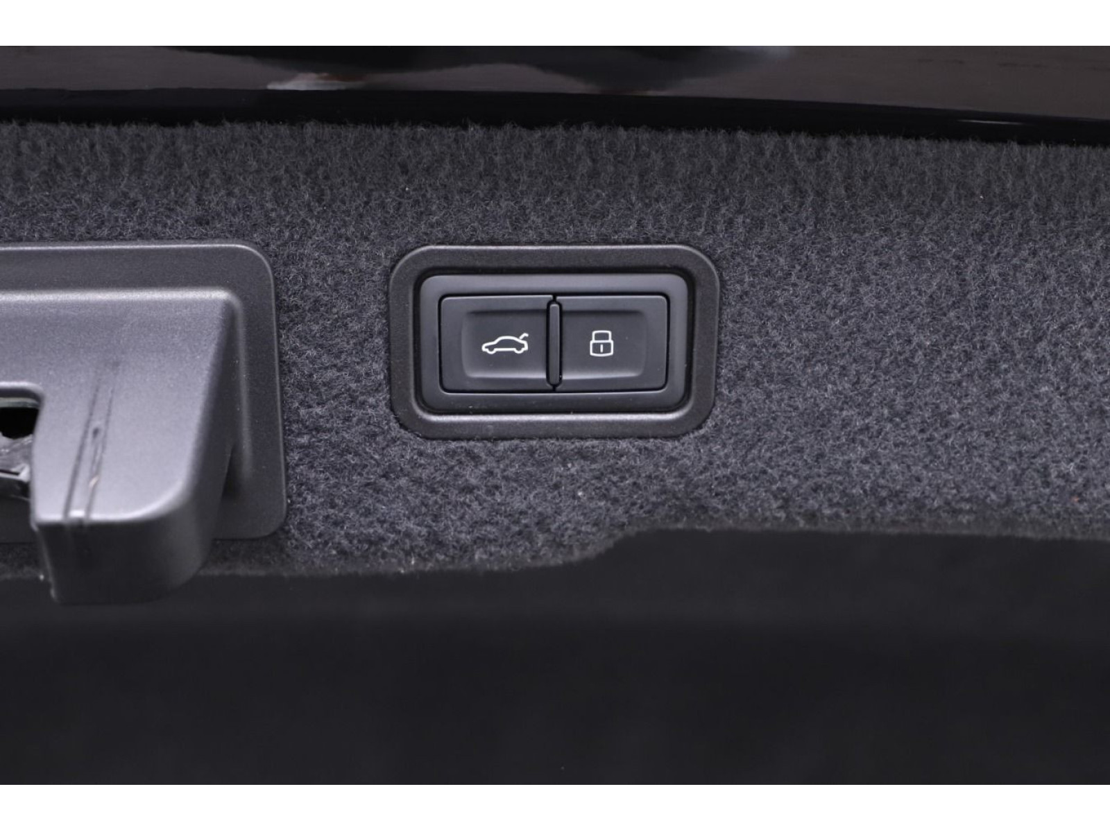 Audi - A8_19