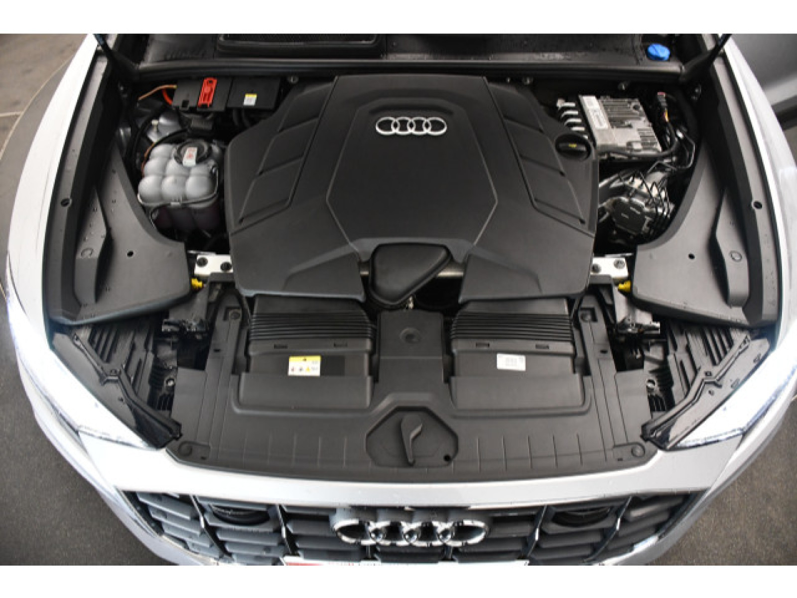 Audi - Q8_14
