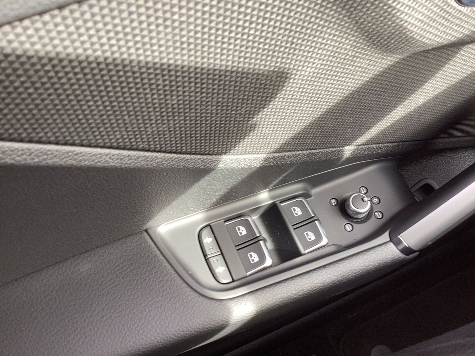 Audi - Q2_11