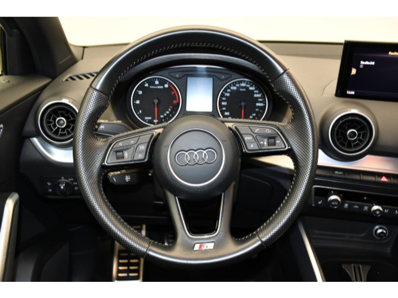 Audi - Q2_6