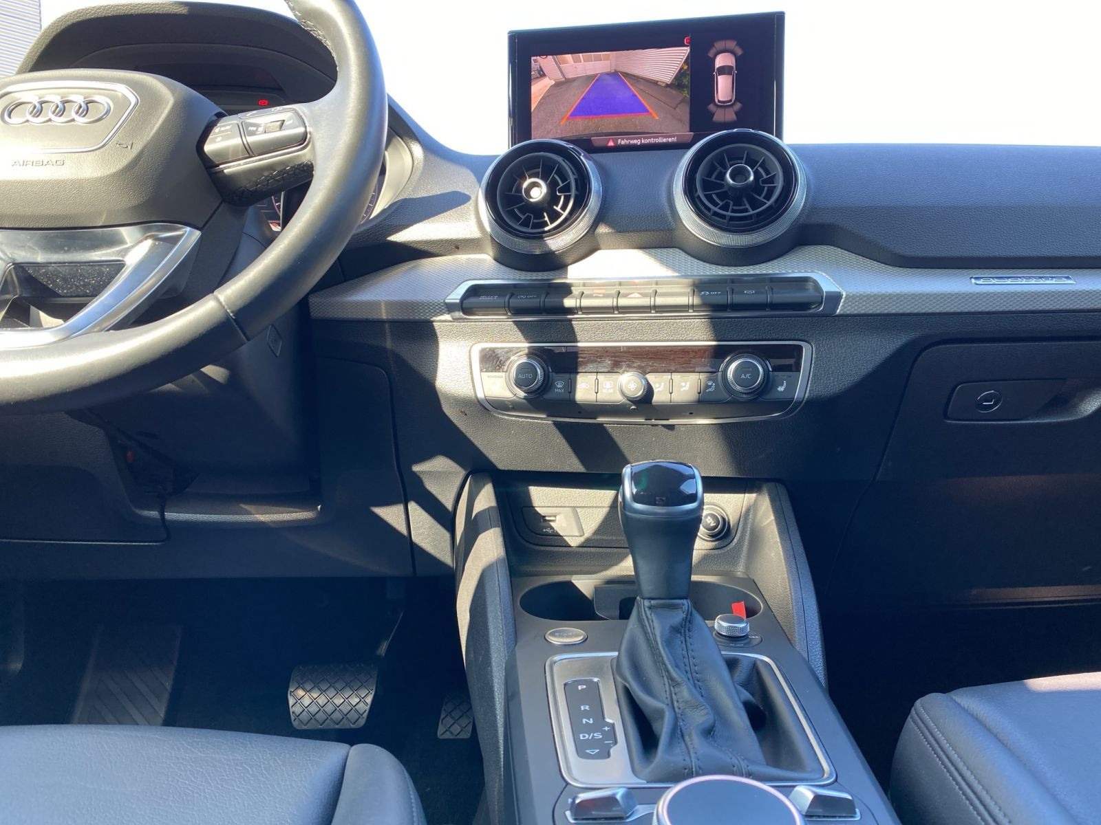 Audi - Q2_13
