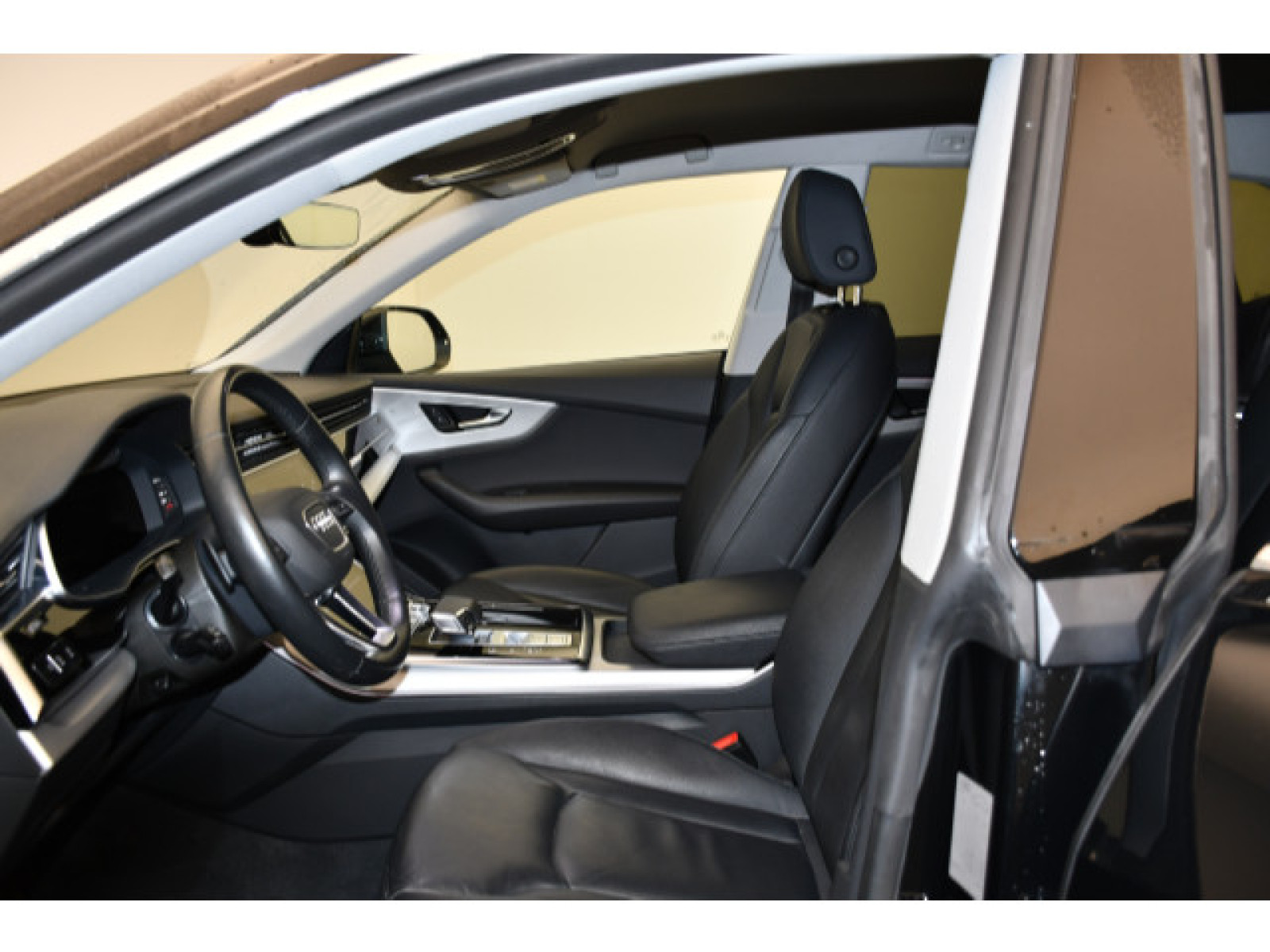 Audi - Q8_4