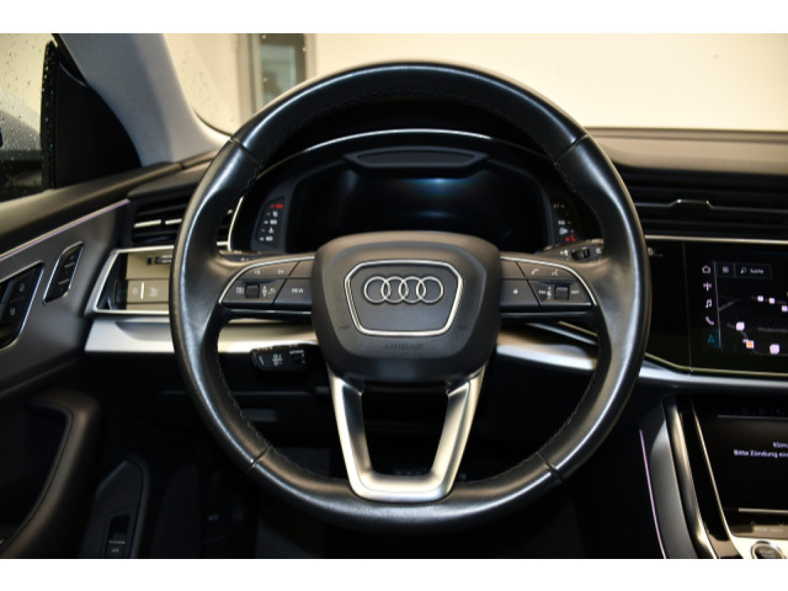 Audi - Q8_6