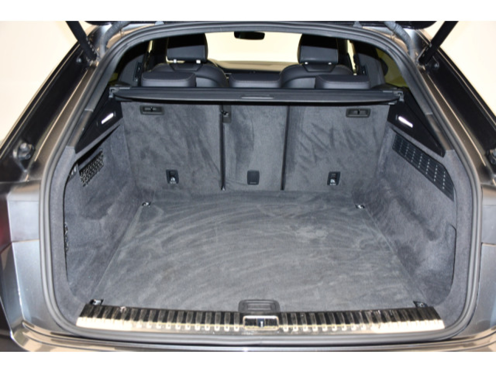 Audi - Q8_11