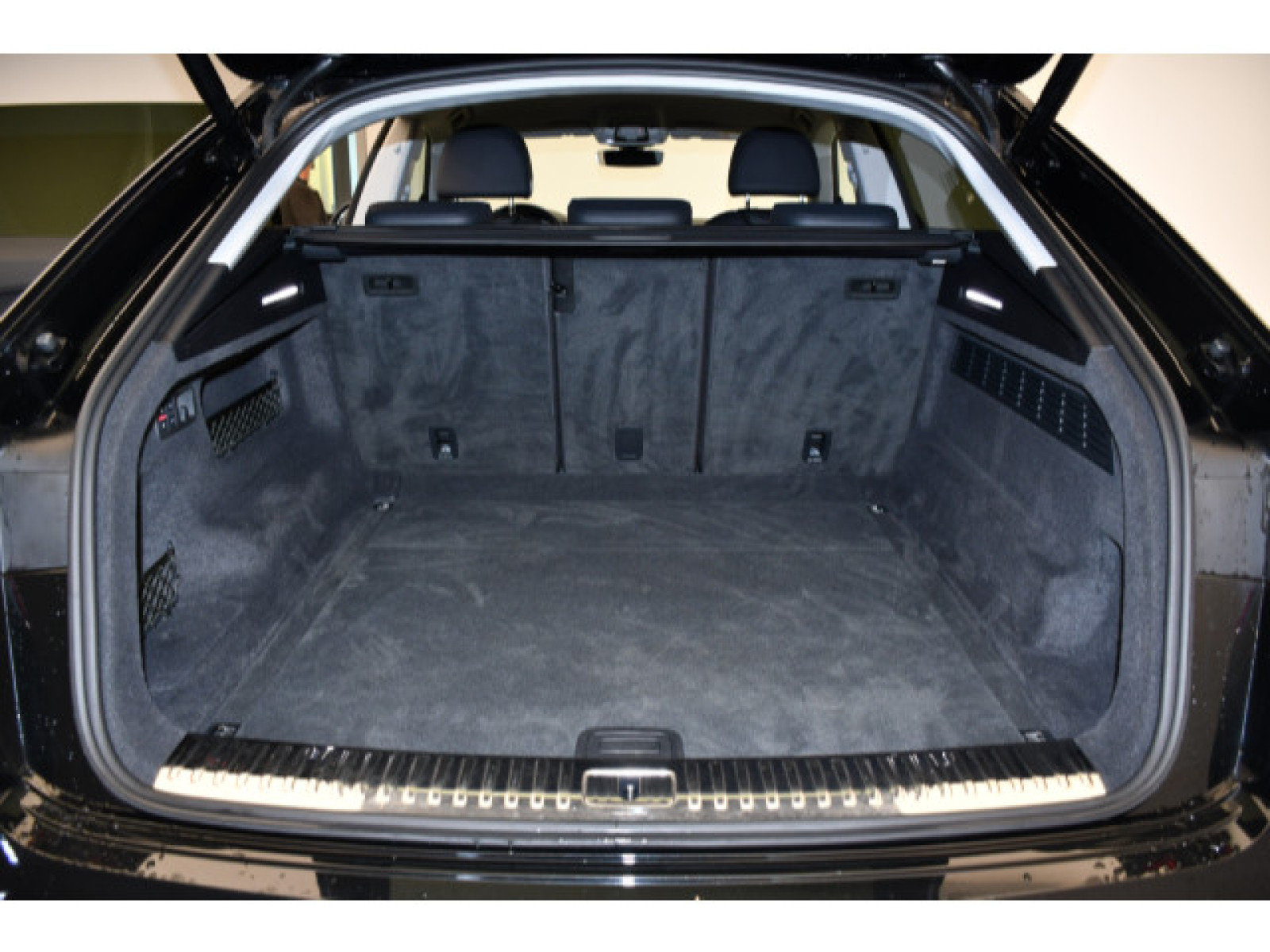 Audi - Q8_11