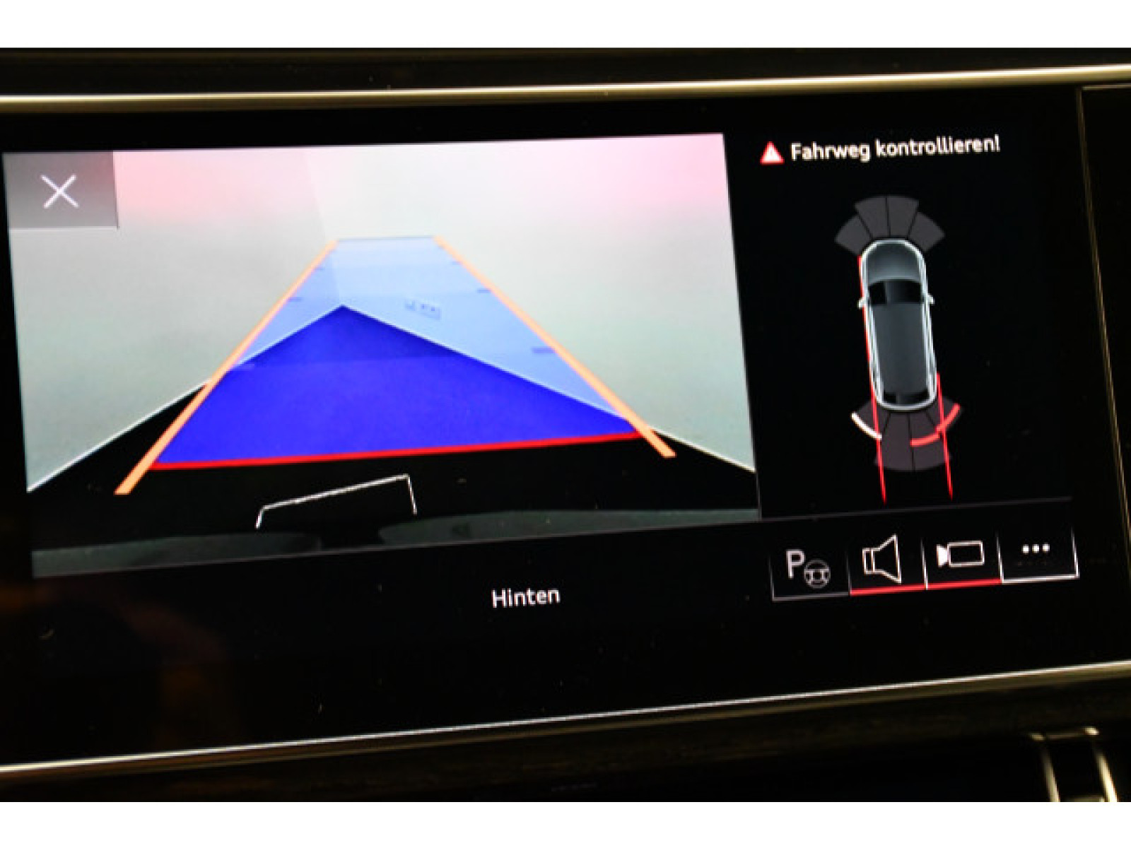 Audi - Q8_8