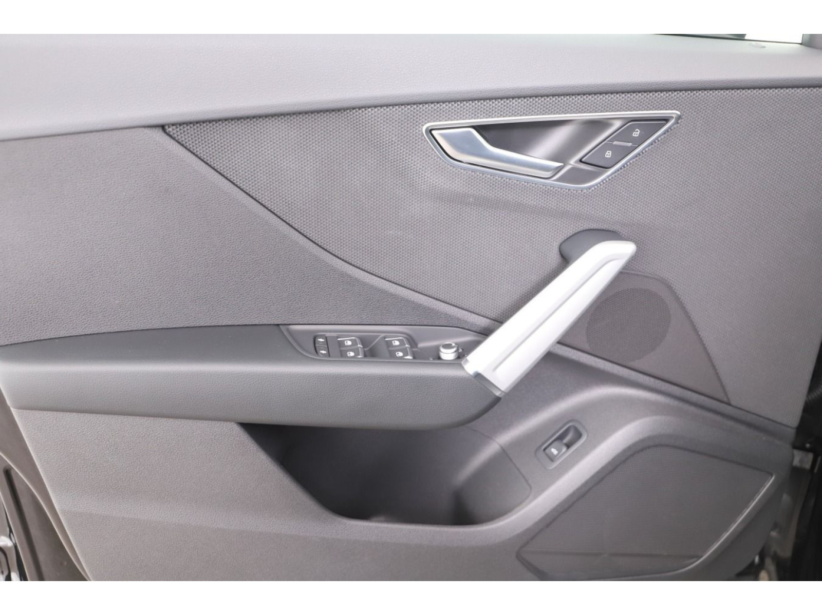 Audi - Q2_14