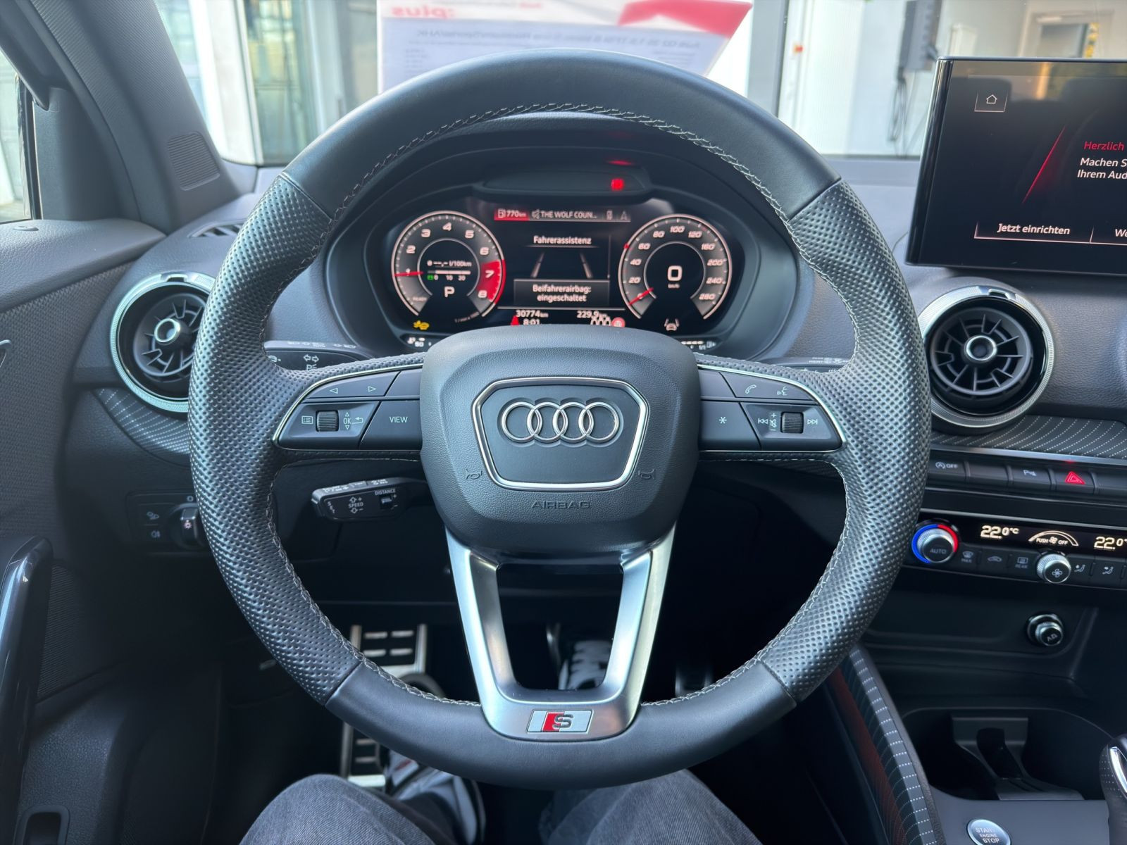 Audi - Q2_11