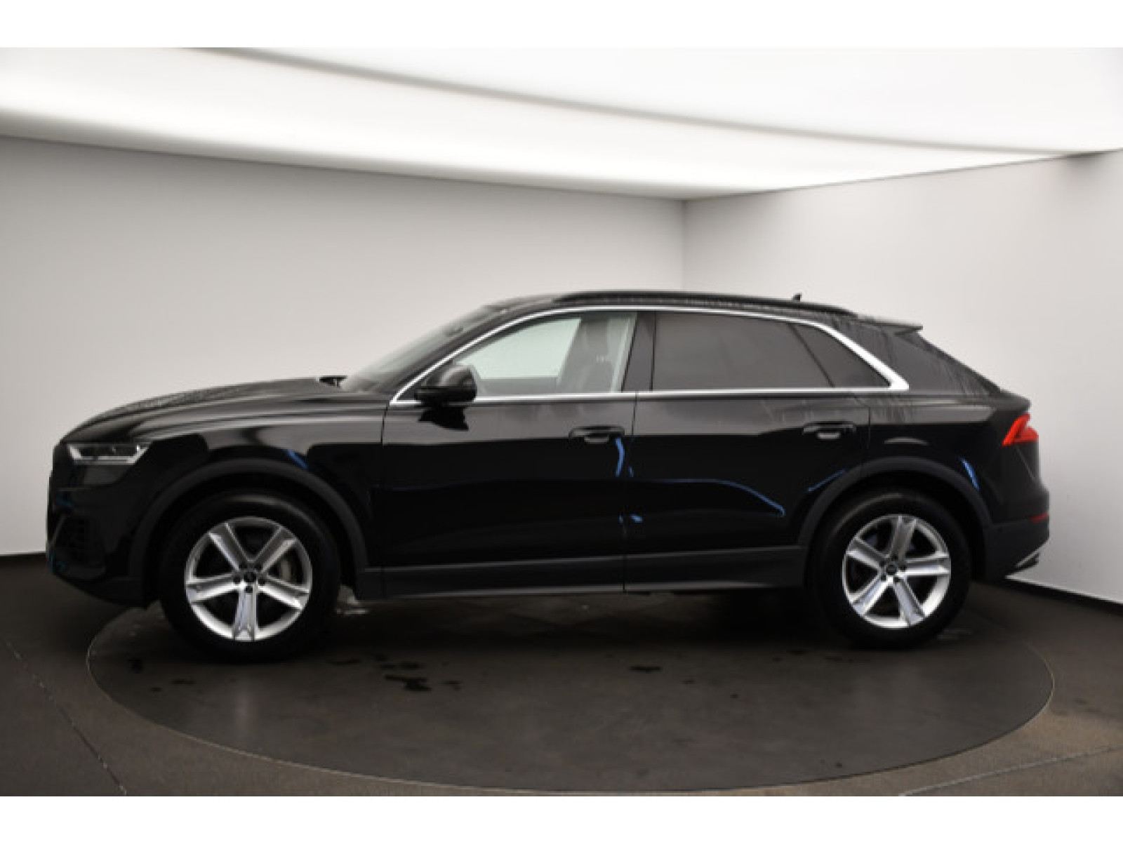 Audi - Q8_18