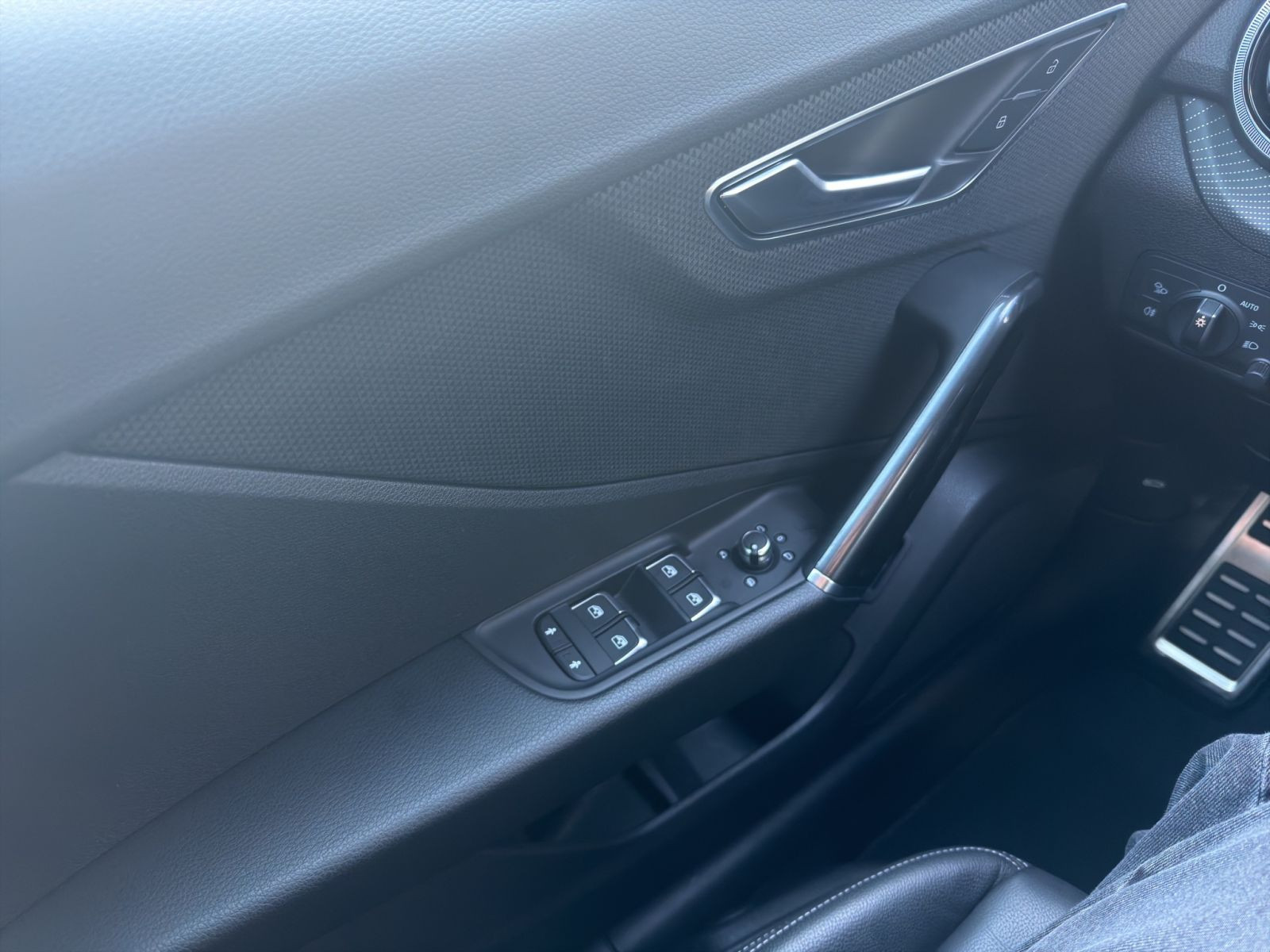 Audi - Q2_15