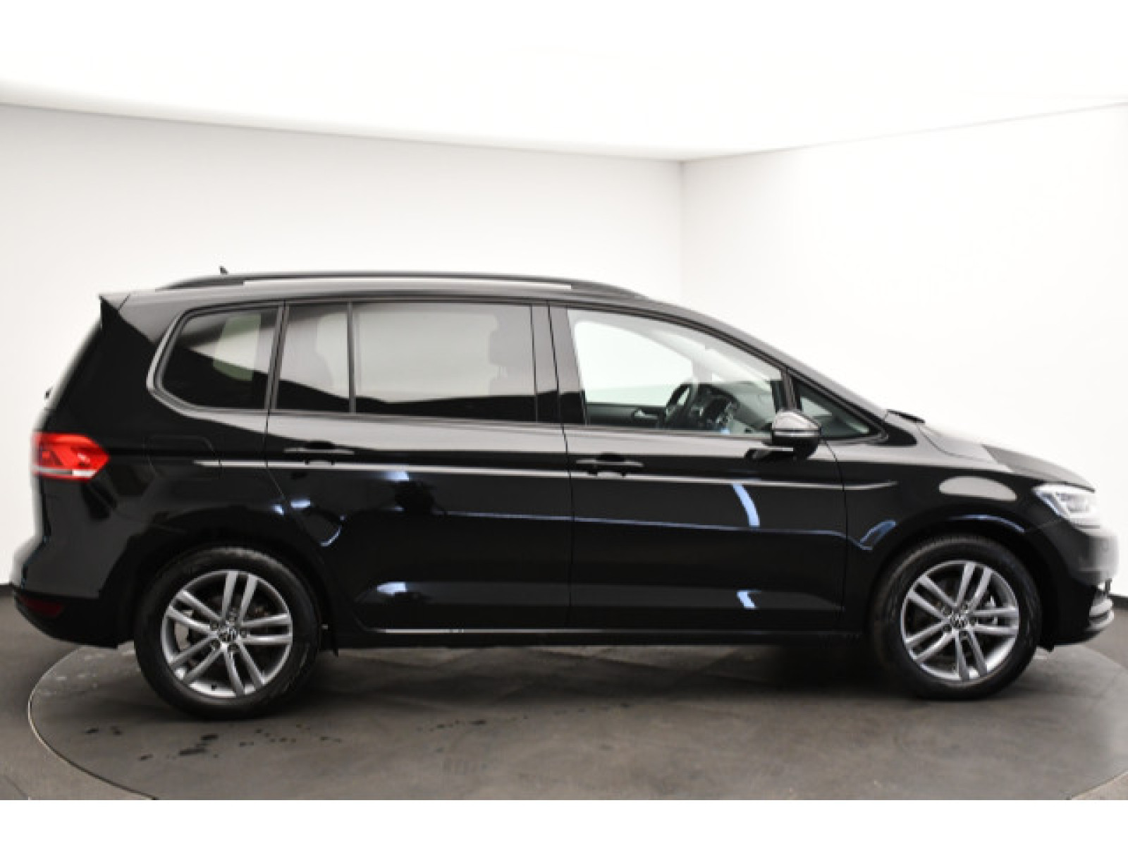 Volkswagen - Touran_17