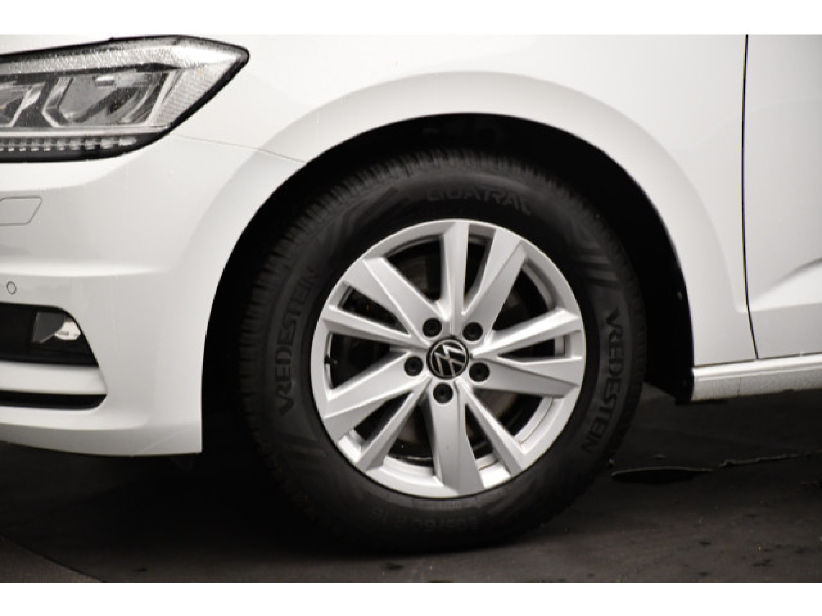 Volkswagen - Touran_15