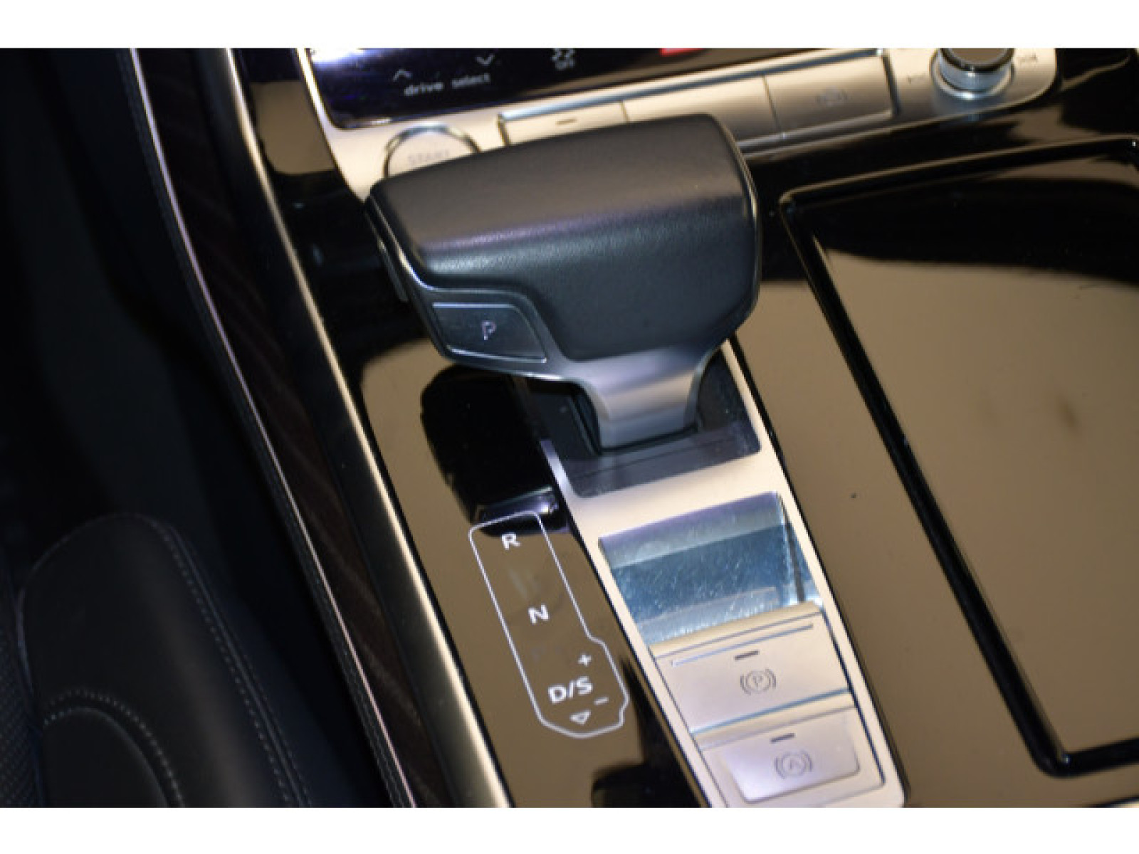 Audi - Q8_6