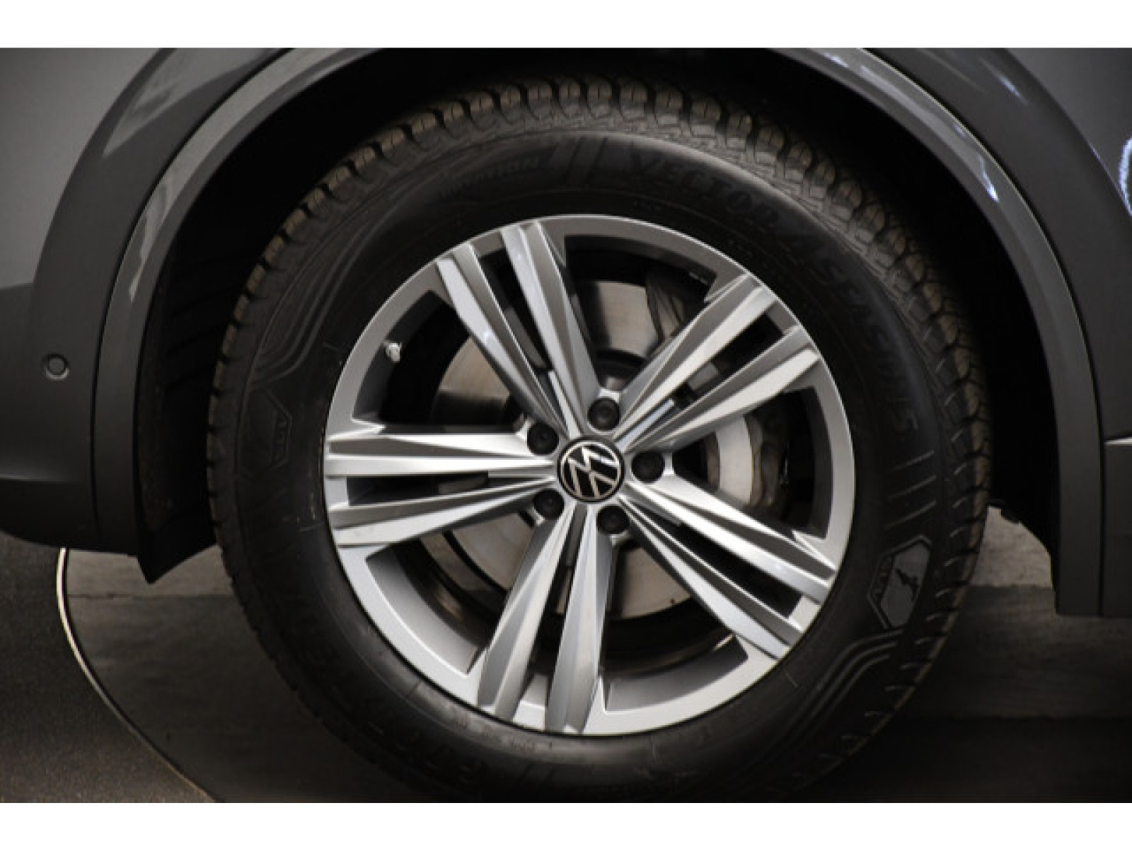 Volkswagen - Touareg_13