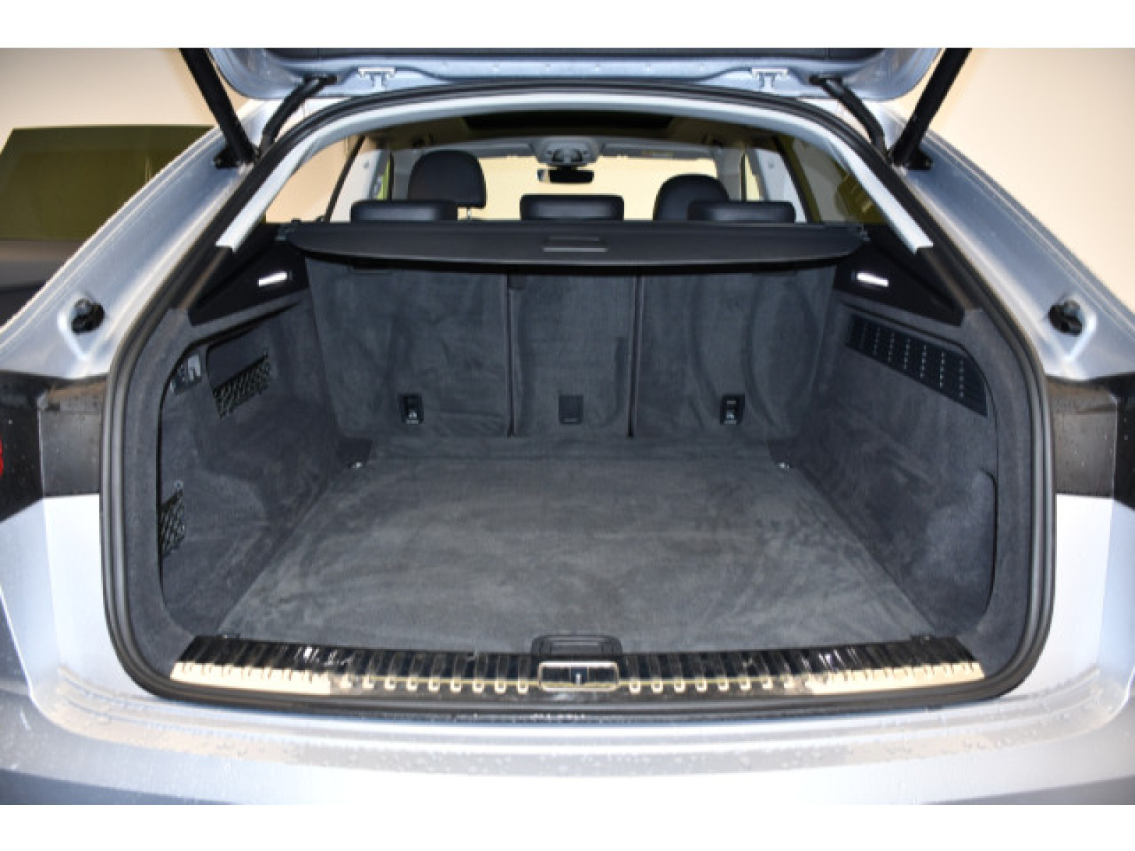 Audi - Q8_12
