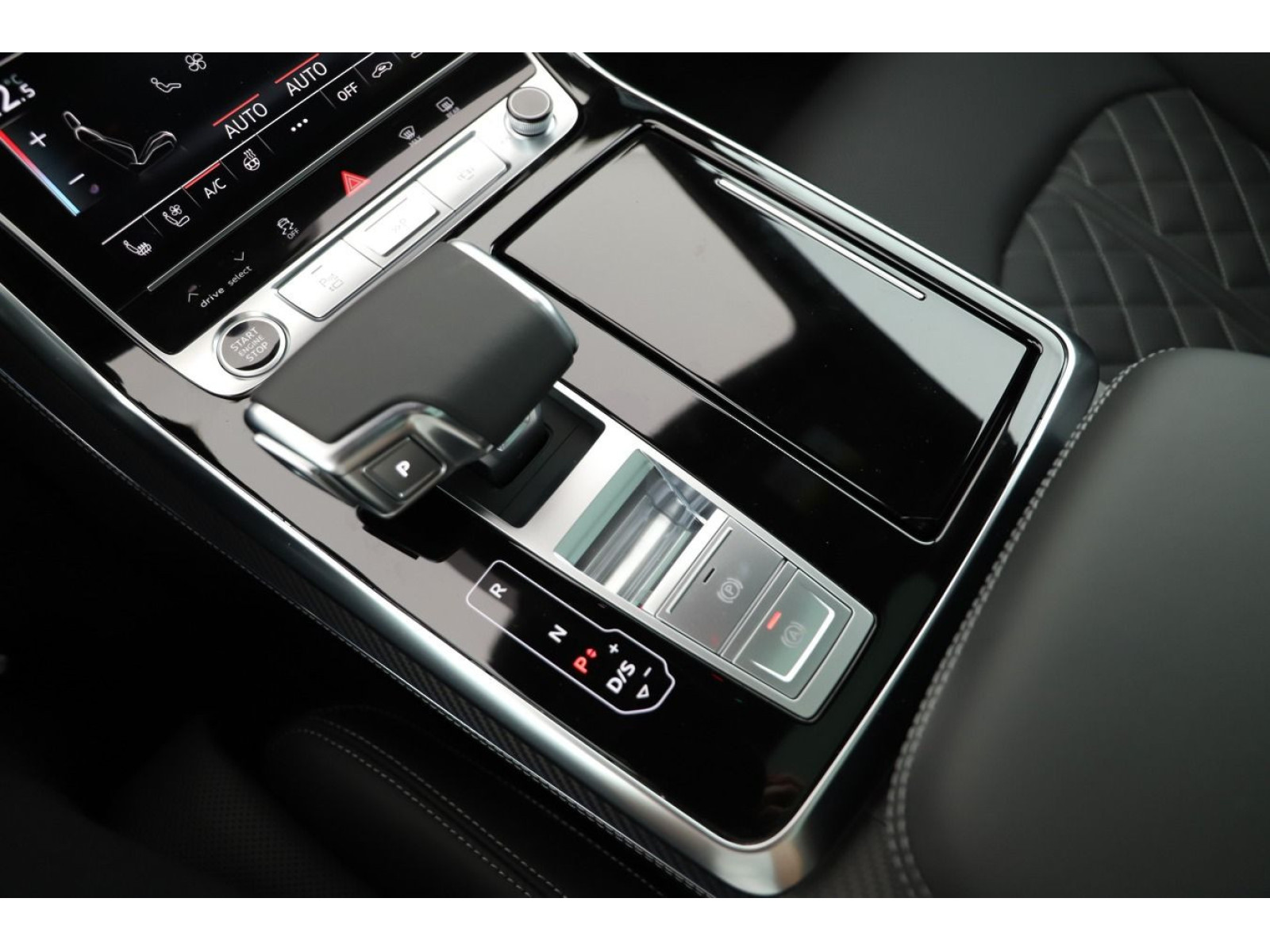 Audi - Q8_14