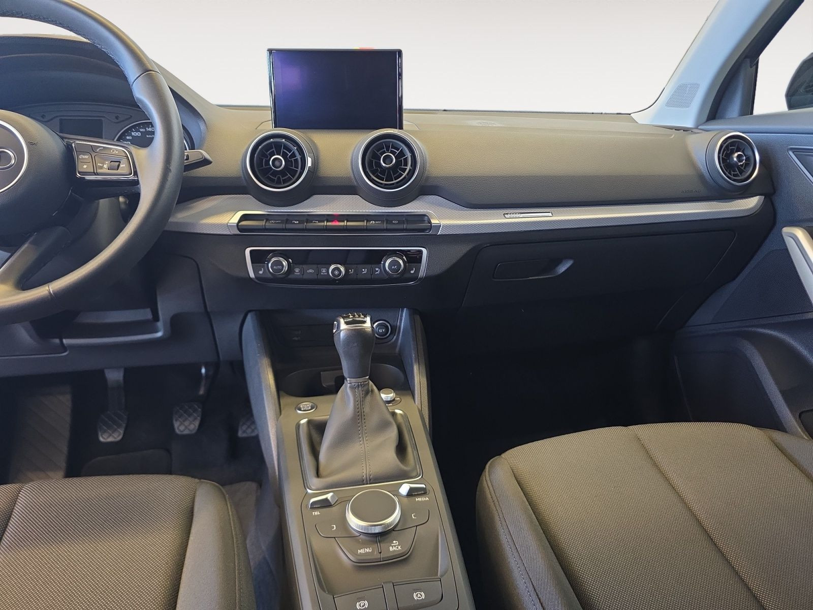 Audi - Q2_12