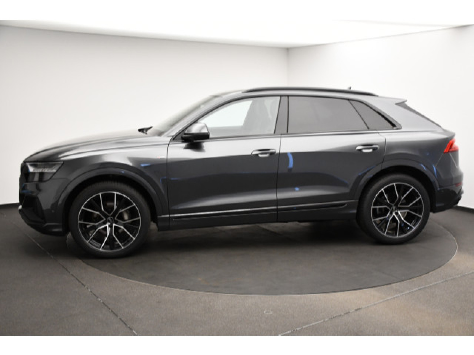 Audi - Q8_18