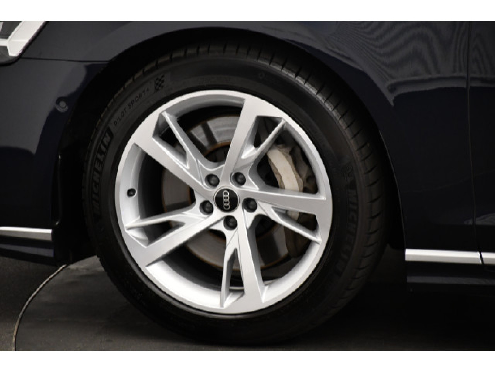 Audi - A8_14