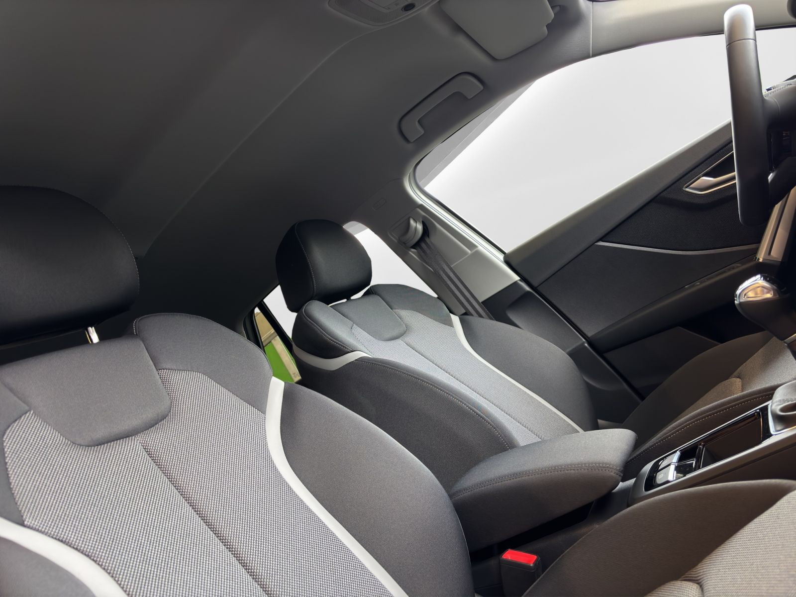 Audi - Q2_23