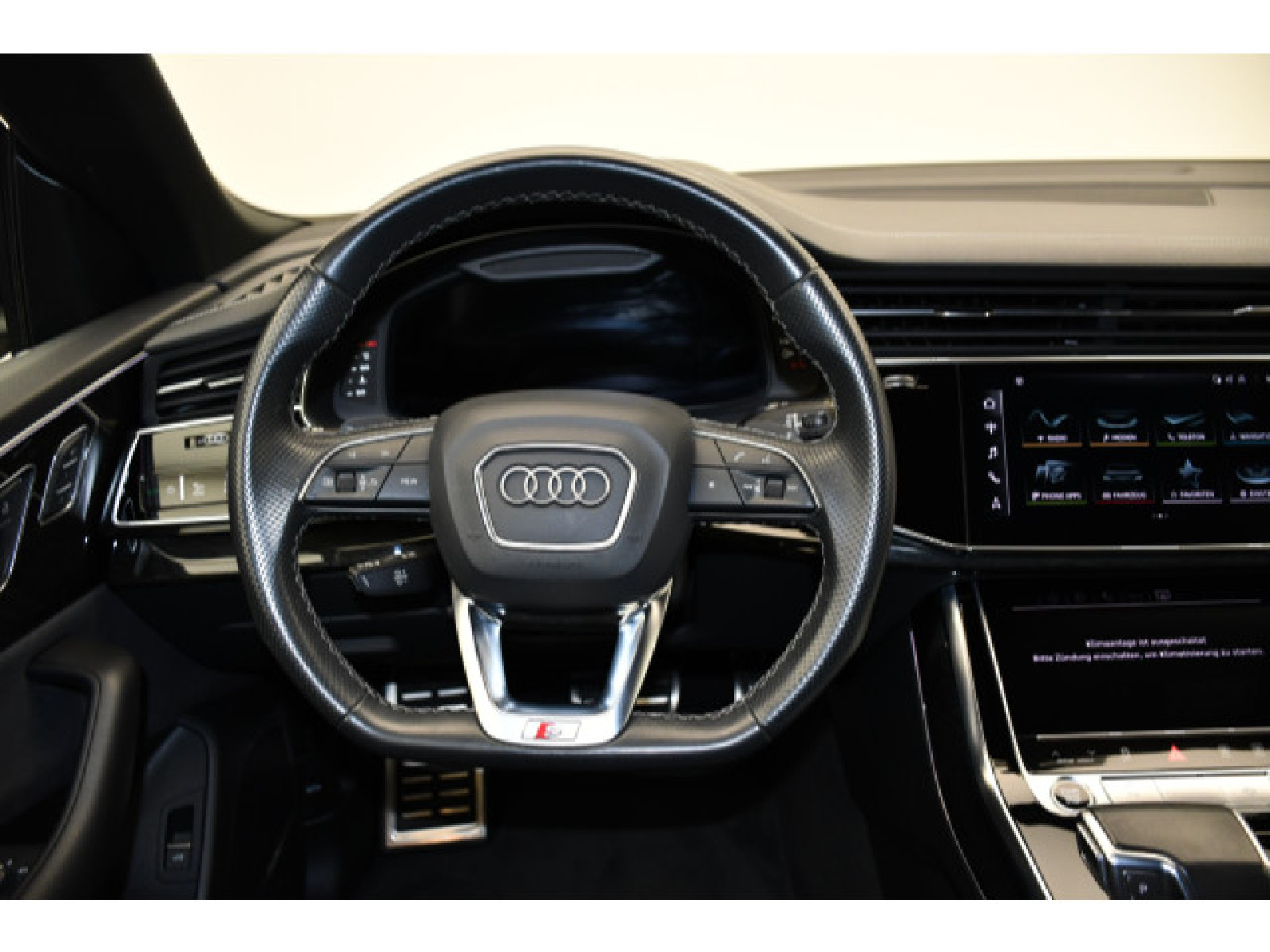 Audi - Q8_5