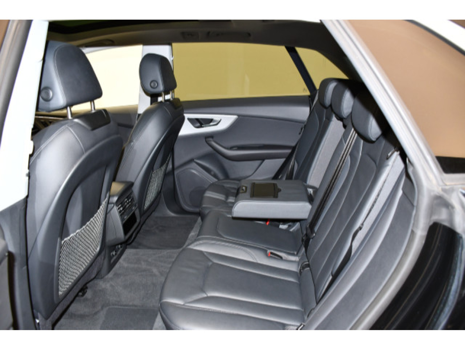 Audi - Q8_10