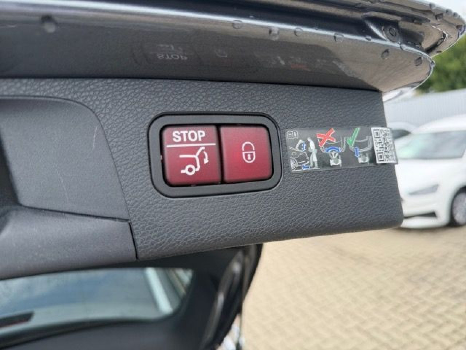 Mercedes-Benz - E 300_19