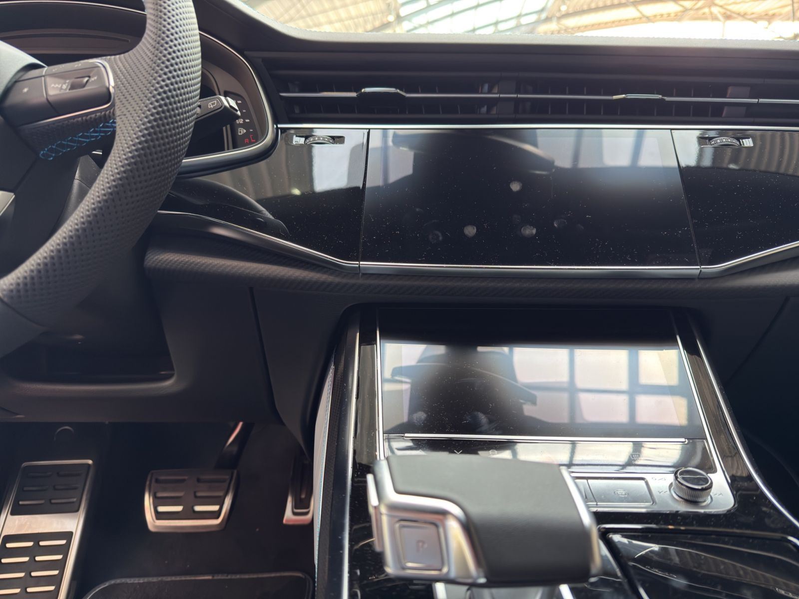 Audi - Q8_12