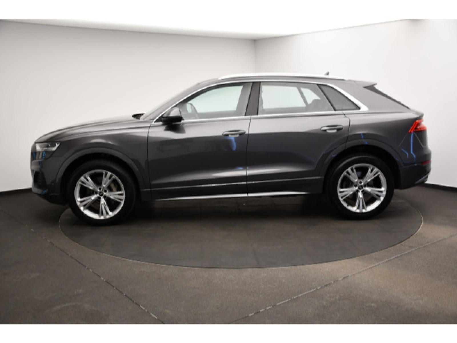 Audi - Q8_17