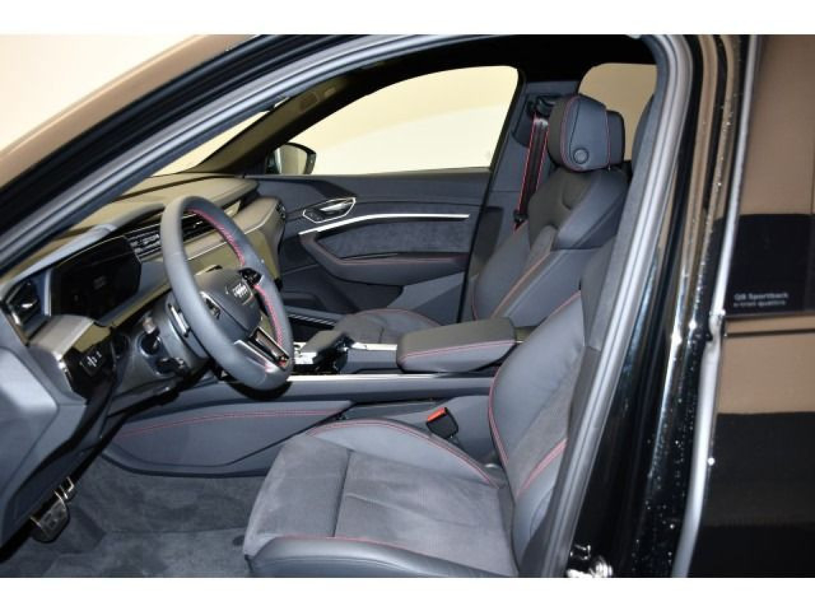 Audi - Q8_3