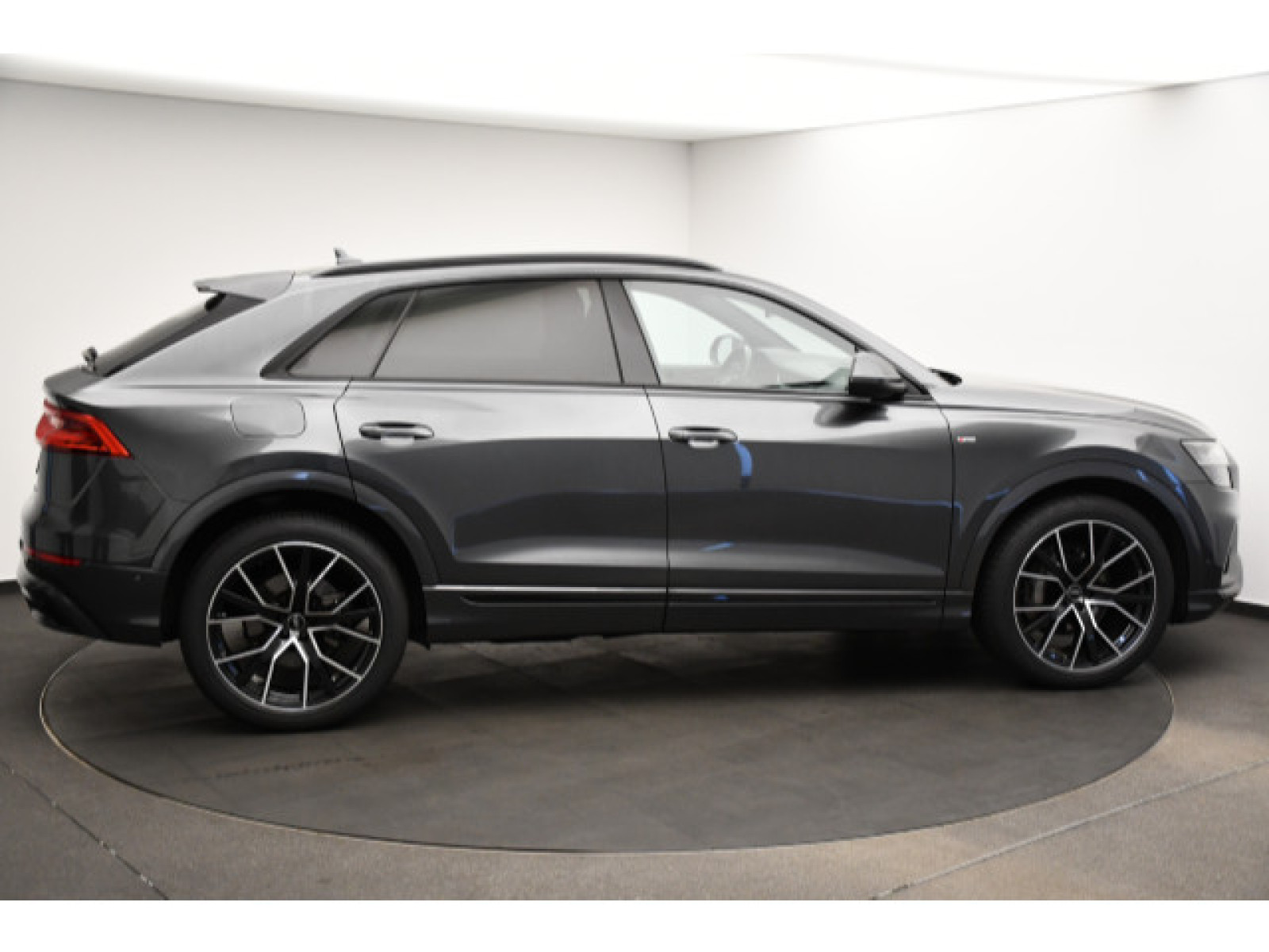 Audi - Q8_19