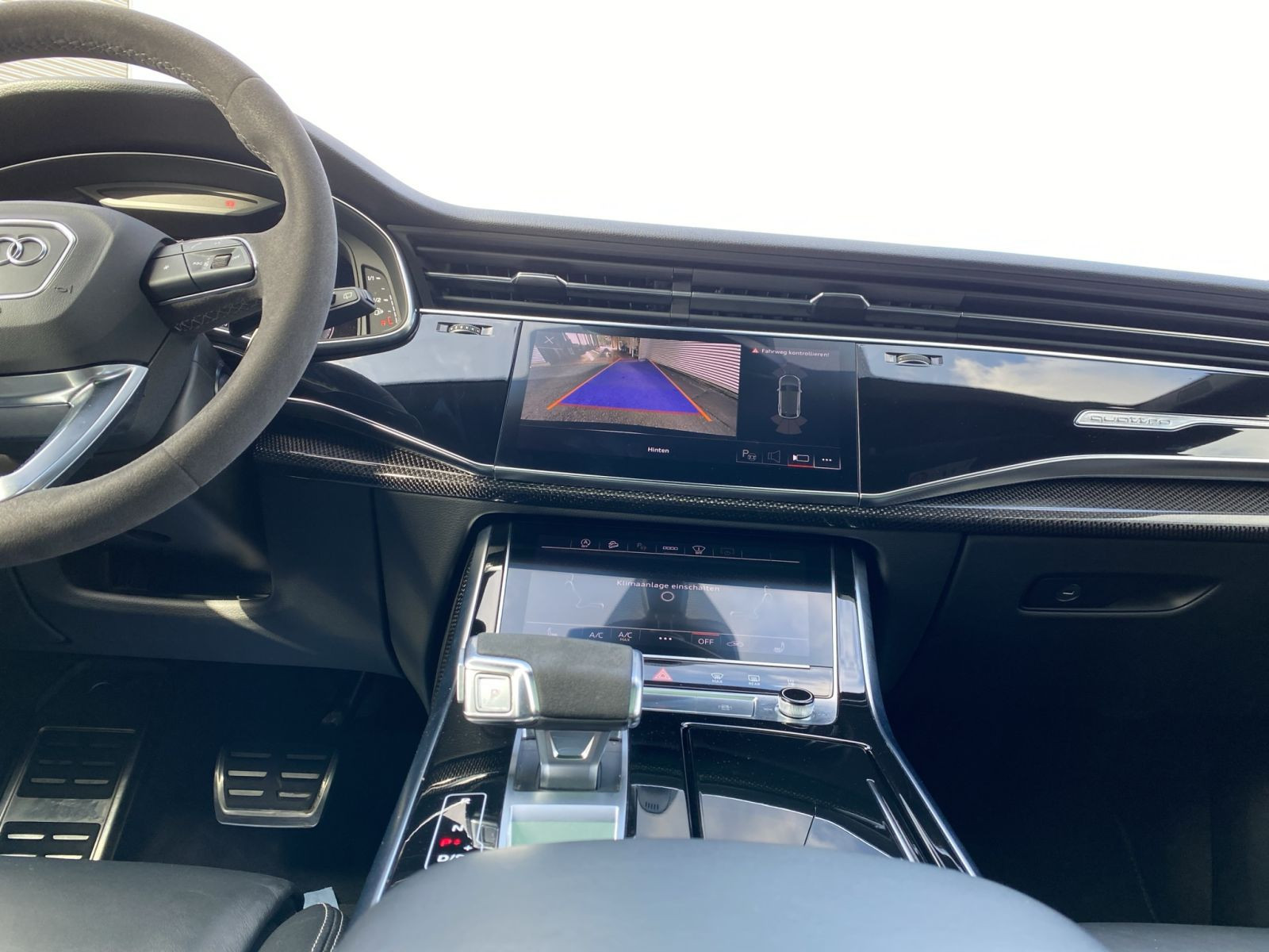 Audi - Q8_12