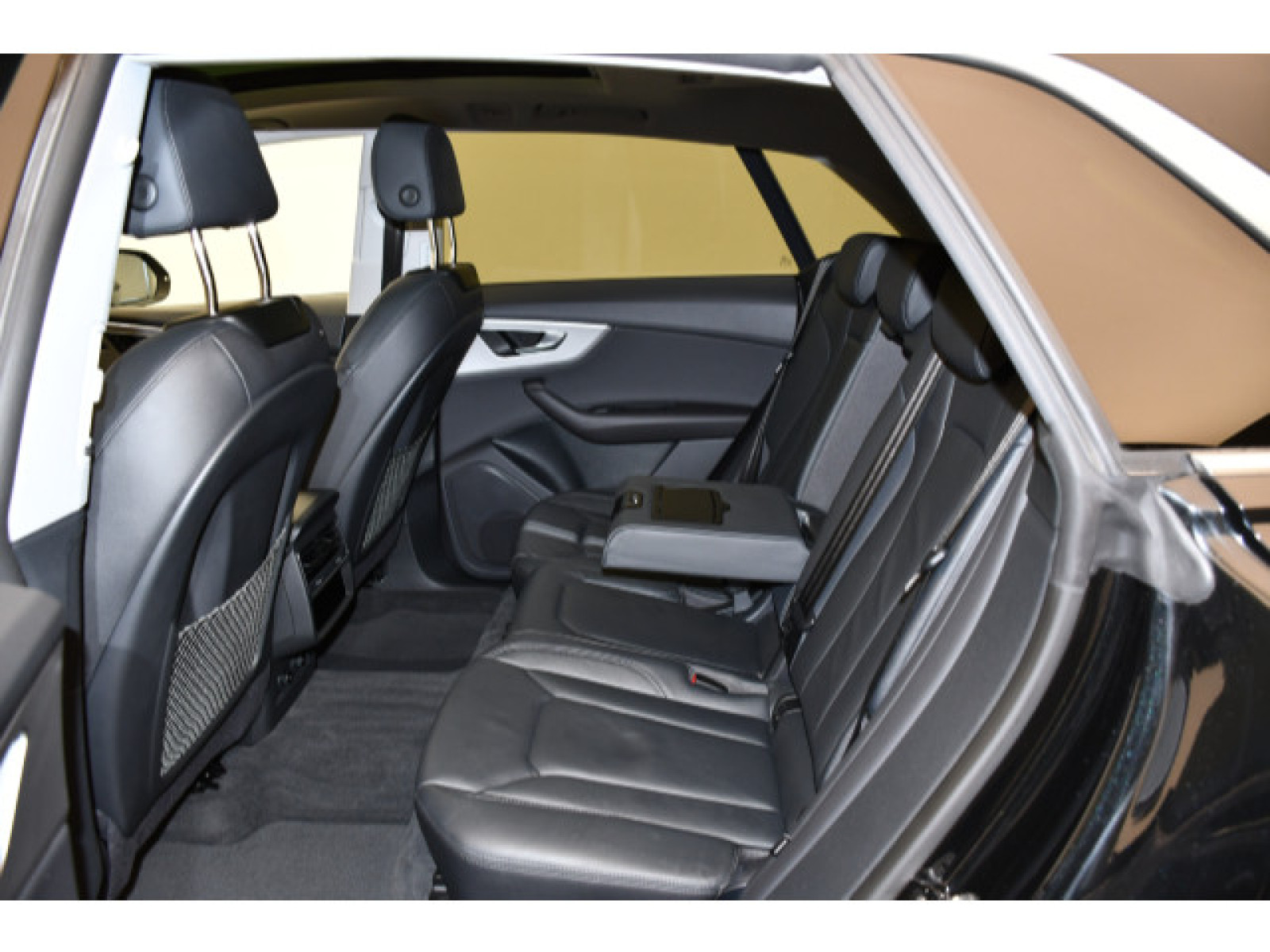 Audi - Q8_11