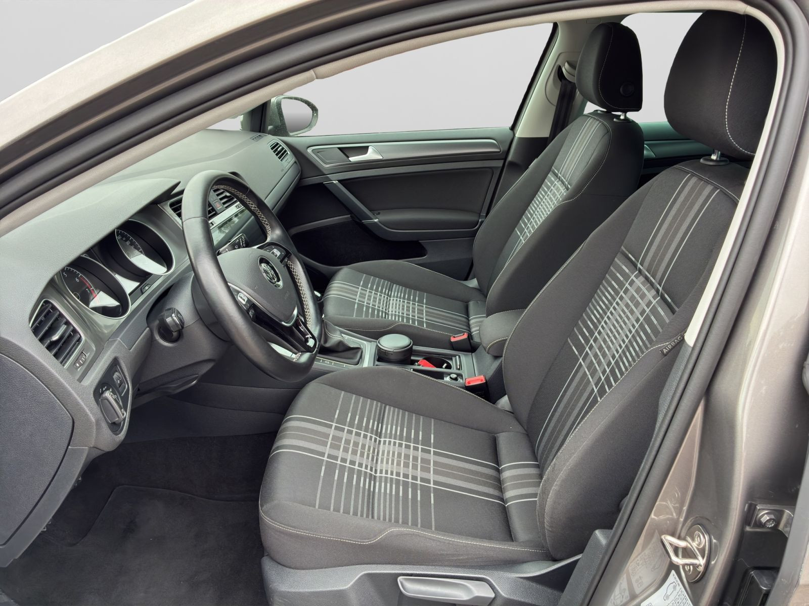 Volkswagen - Golf_9