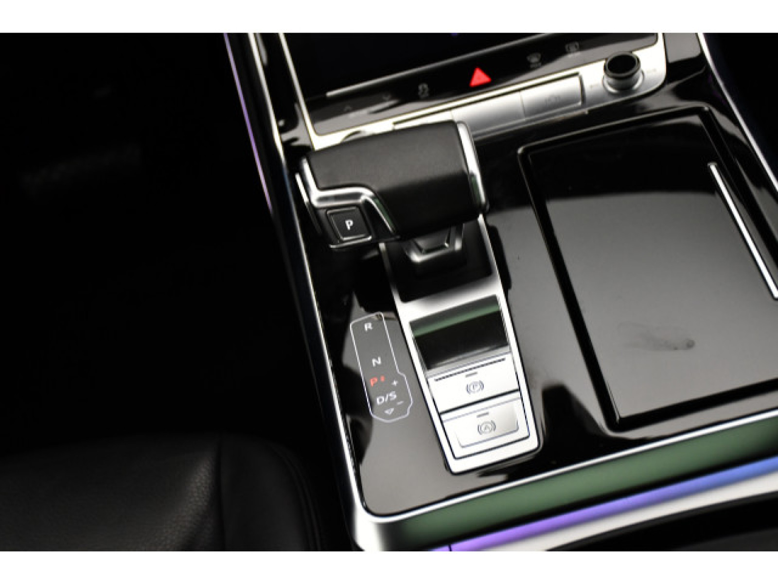 Audi - Q8_6