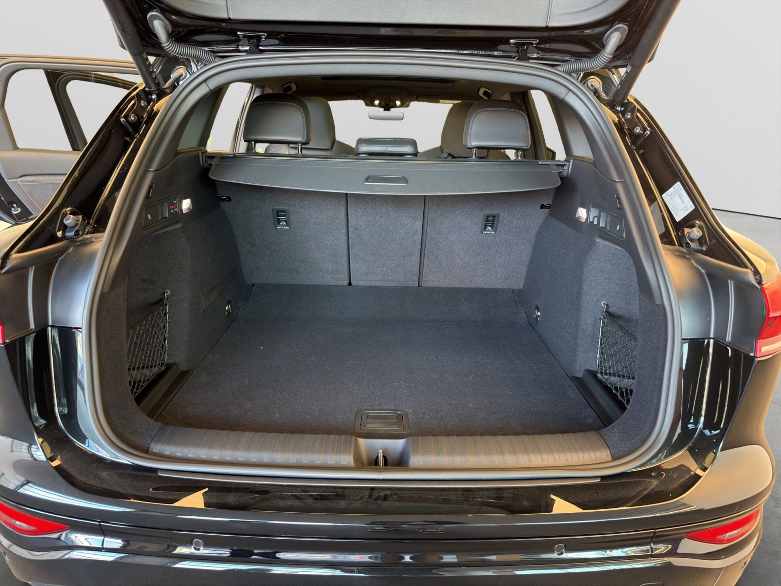 Audi - Q6 e-tron_17