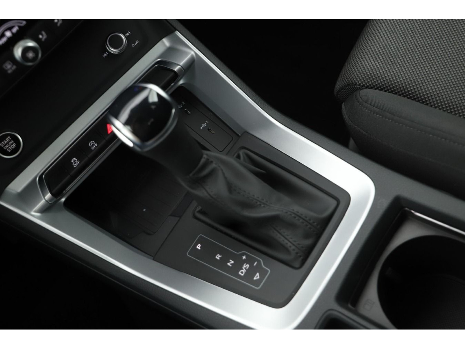 Audi - Q3_13
