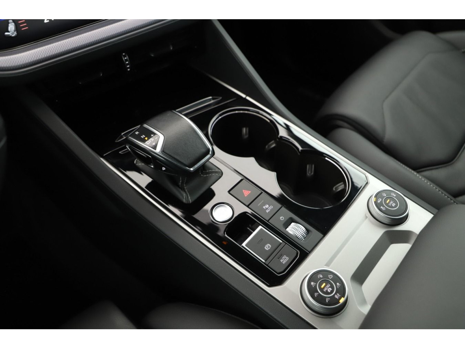 Volkswagen - Touareg_12