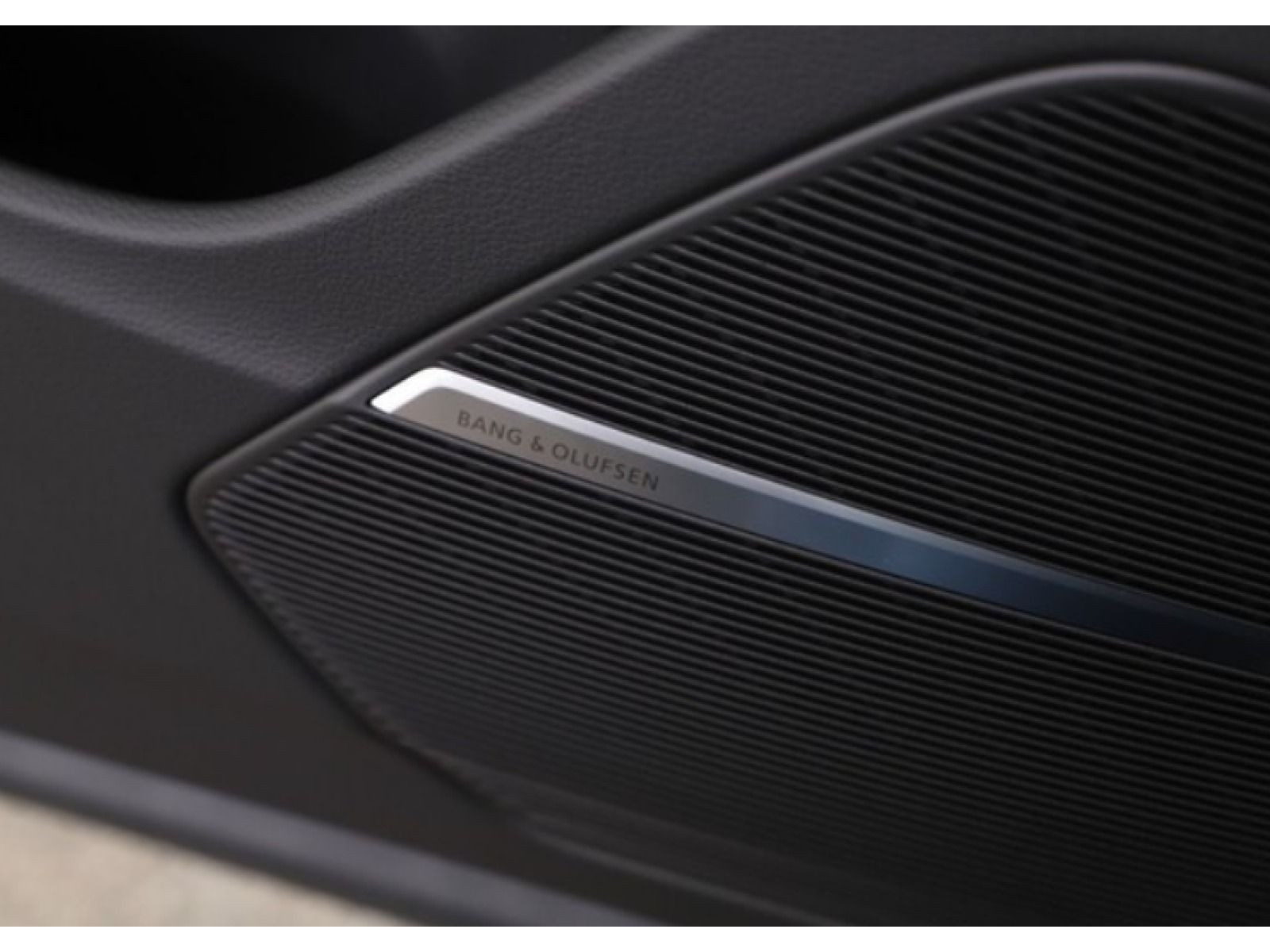 Audi - Q8_11