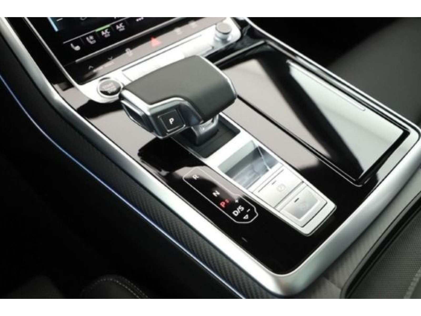 Audi - Q8_16